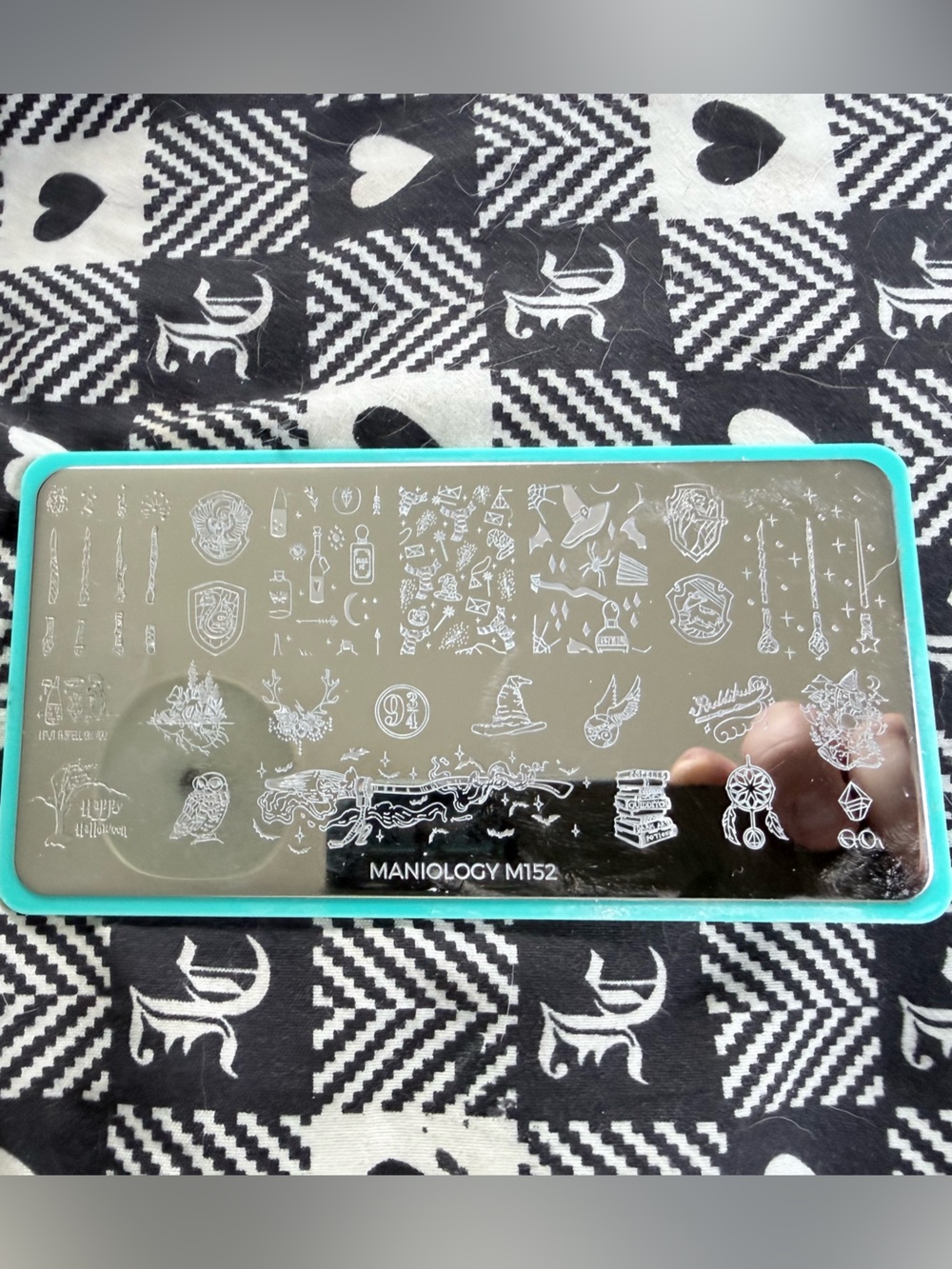 Maniology M152 Teal-Edged Stamping Plate with White Engraved Designs